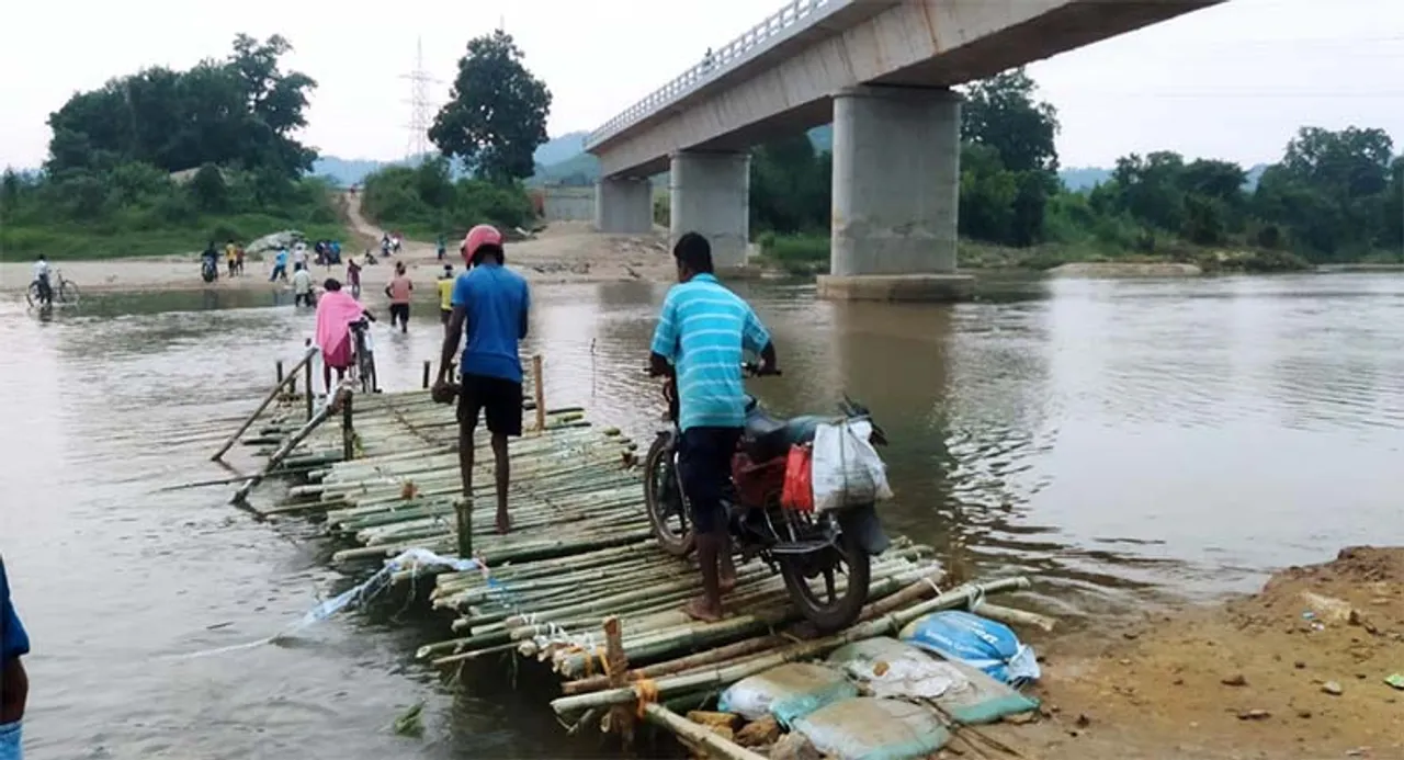  ସରୁନି ମିଟ୍‌କୁନ୍ଦୁରୀ-ଲହଣ୍ଡା ବ୍ରିଜ୍‌ ନିର୍ମାଣ: ନଦୀ ପାର୍‌ କରିବାକୁ ବାଉଁଶ ପୋଲ ସାହାରା