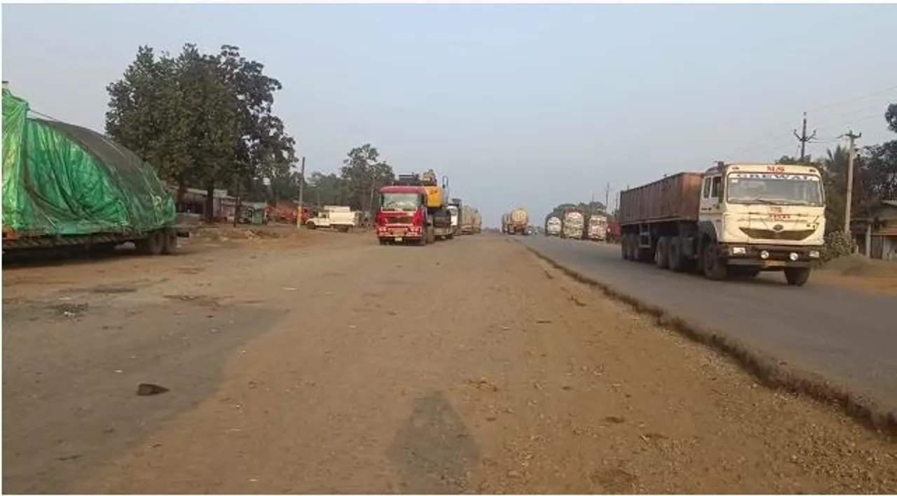 ଟ୍ରକ୍‌ ସଜାଡୁ ସଜାଡୁ ଟ୍ରକ୍‌ ଚକ ତଳେ ହେଲ୍‌ପରଙ୍କ ଚାଲିଗଲା ଜୀବନ