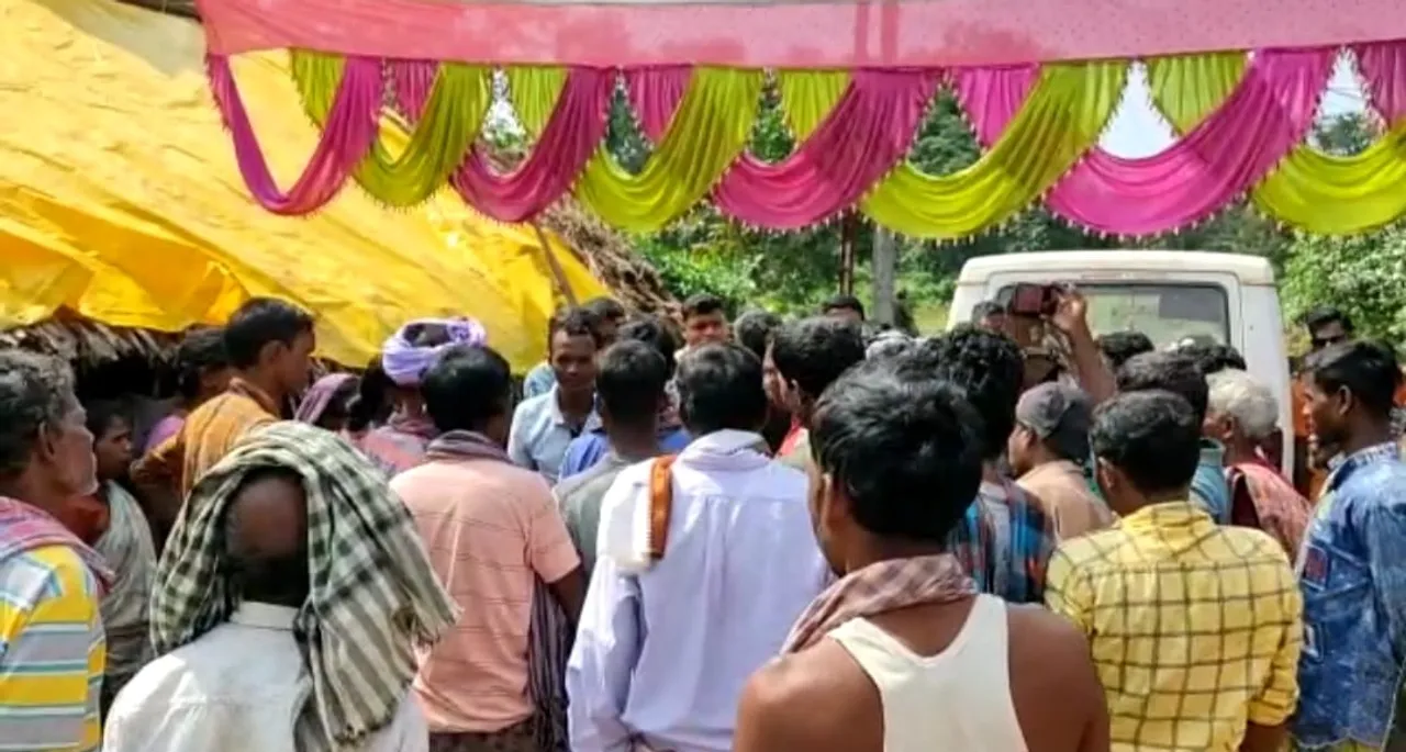  ଅଜବ ଗାଁର ଗଜବ ଘଟଣା: ଗ୍ରାମବାସୀଙ୍କୁ ହାଣ୍ଡିଆ ନଦେବା ଯୋଗୁଁ ବନ୍ଦ ରହିଲା ବାହାଘର