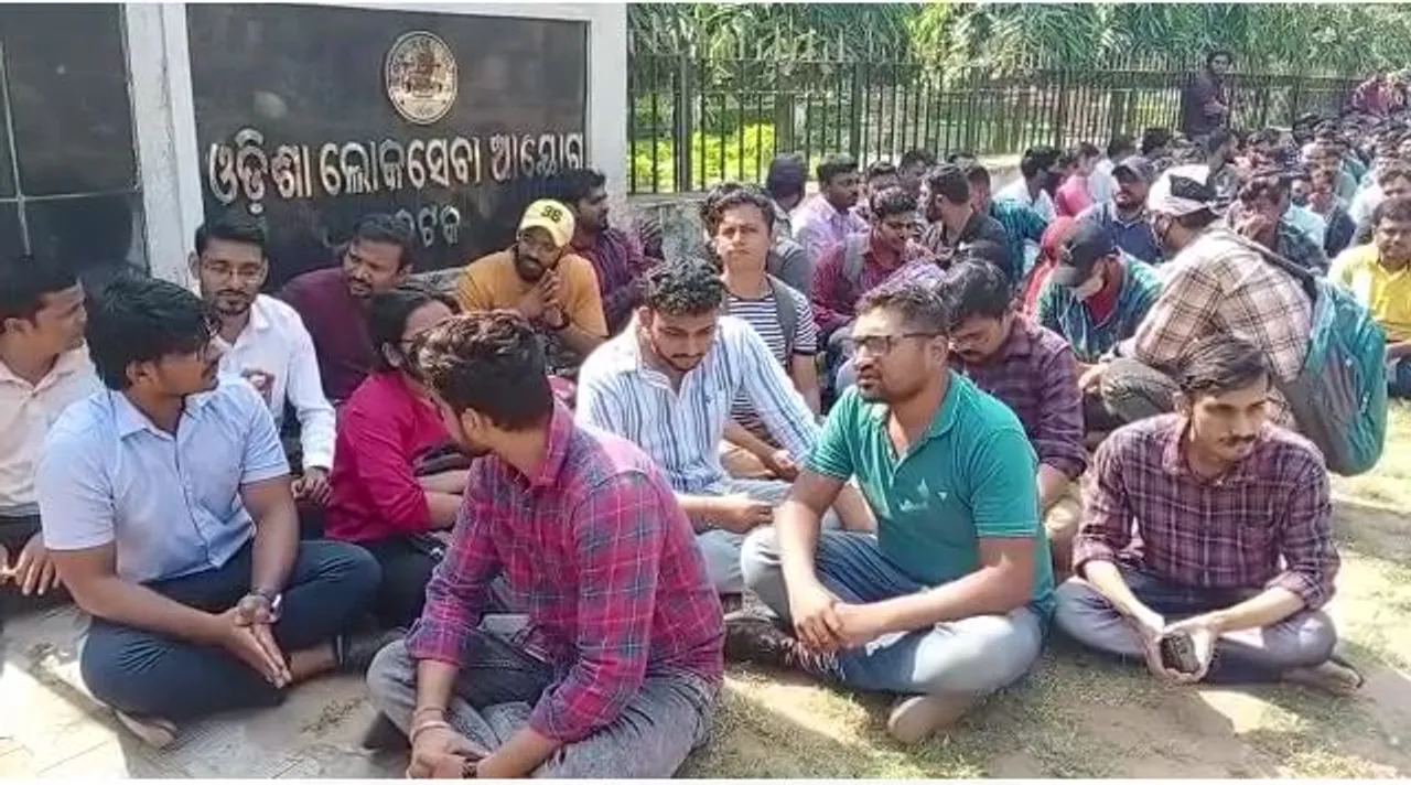  ଏଏସ୍‌ଓ ପରୀକ୍ଷାରେ ବ୍ୟପାକ ତ୍ରୁଟି ନେଇ ଅଭିଯୋଗ, ଓପିଏସ୍‌ସି କାର୍ଯ୍ୟାଳୟ ସାମ୍ନାରେ ଧାରଣା ଦେଲେ ପରୀକ୍ଷାର୍ଥୀ