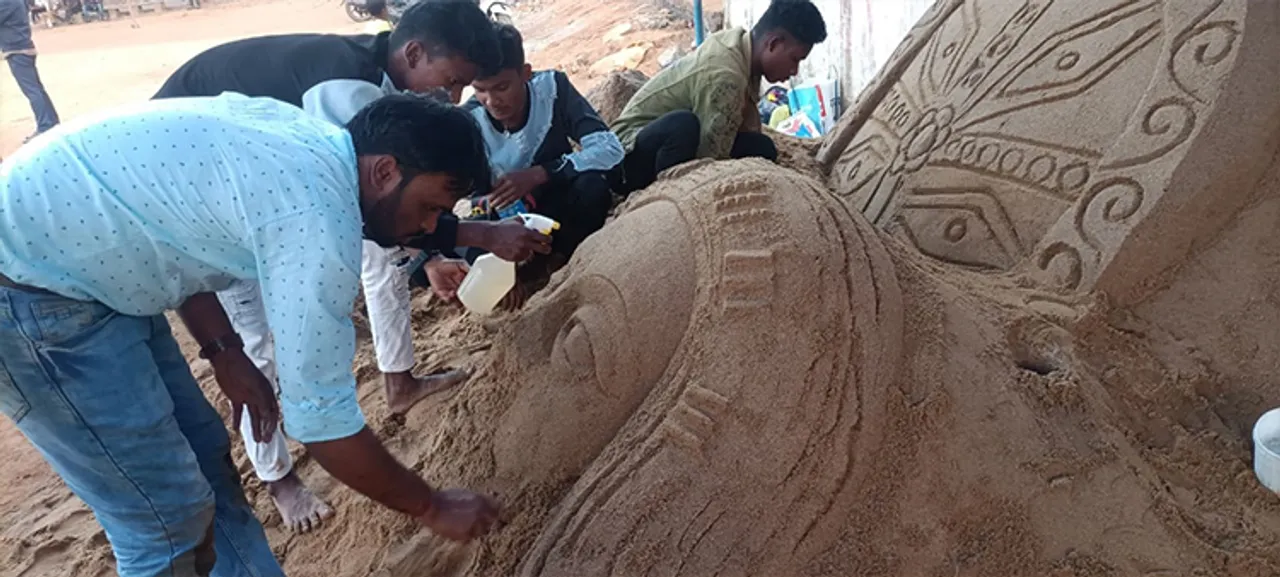  ପରବ ପ୍ରସ୍ତୁତି: ଆଦିବାସୀ ମହିଳାଙ୍କ ବାଳୁକା କଳା କଲେ ଶିକ୍ଷକ ଓ ଛାତ୍ର