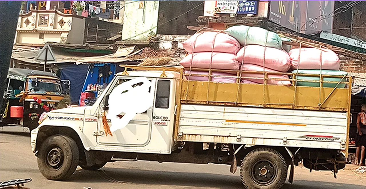  ମଣ୍ଡି ନଖୋଲୁଣୁ ମାତିଲେଣି ଦଲାଲ୍‌: ମୁଖ୍ୟମନ୍ତ୍ରୀଙ୍କ ନିର୍ବାଚନମଣ୍ଡଳୀରୁ କ୍ବିଣ୍ଟାଲ୍‌ କ୍ବିଣ୍ଟାଲ୍ ଧାନ ଚାଲାଣ