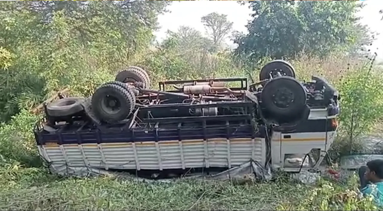  ଓଲଟିଲା କାଠଗଣ୍ତି ବୋଝେଇ ଟ୍ରକ