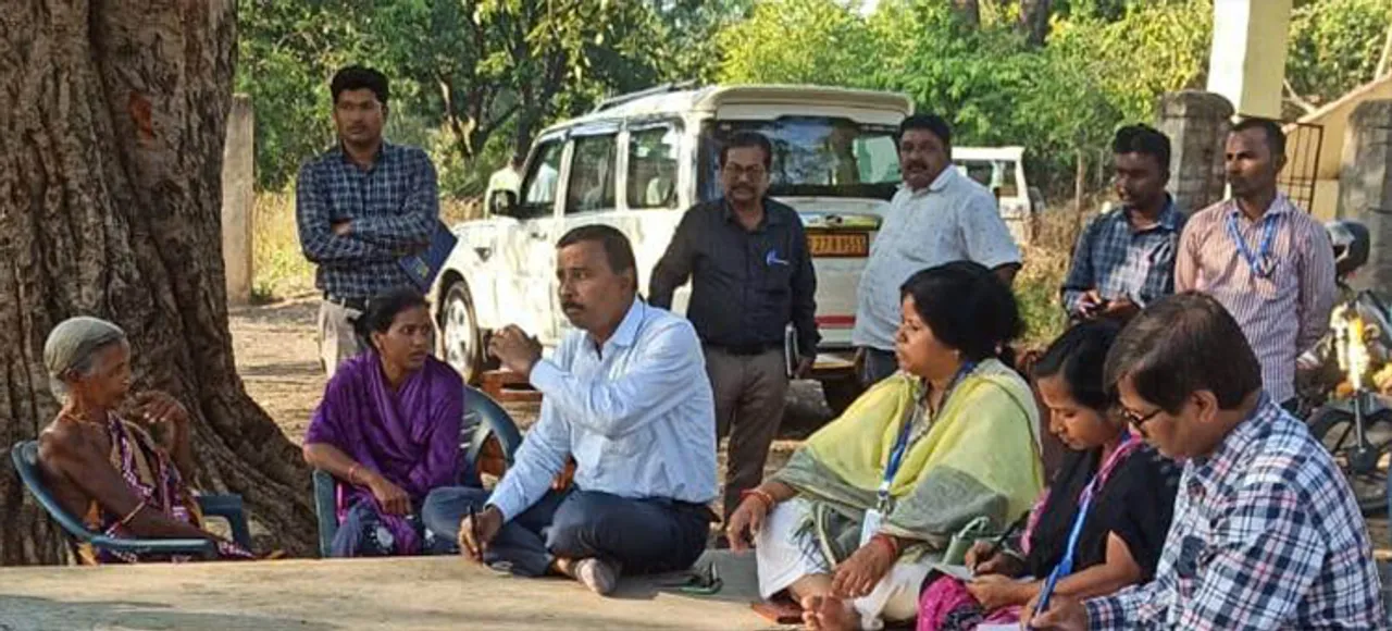 ଦୁର୍ଗମ ଗାଁ ବରପଦରରେ ଜିଲ୍ଲାପାଳ, ଚଟାଣରେ ବସି ଲୋକଙ୍କ ସମସ୍ୟା ବୁଝିଲେ
