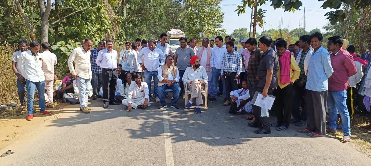  ଆରମ୍ଭରୁ ଅବ୍ୟବସ୍ଥା: ଧାନମଣ୍ଡିରେ କଟଣୀ ଛଟଣୀ ଅଭିଯୋଗ, ମୁଖ୍ୟରାସ୍ତାରେ ବସିଲେ କଣ୍ଟାବାଞ୍ଜି ବିଧାୟକ