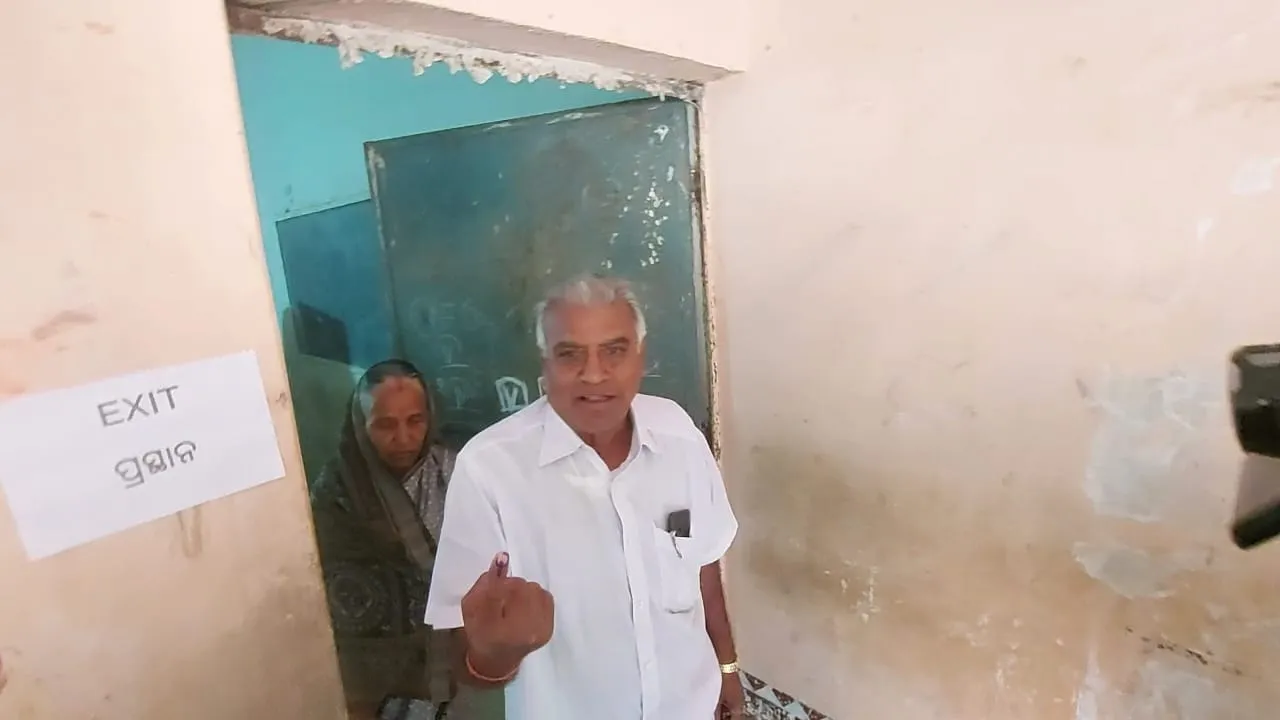  ପାଇକମାଳ: ପଦ୍ମପୁର ଉପନିର୍ବାଚନ ଲାଗି ଭୋଟ୍ ଦେଲେ କଂଗ୍ରେସ ପ୍ରାର୍ଥୀ ସତ୍ୟଭୂଷଣ ସାହୁ