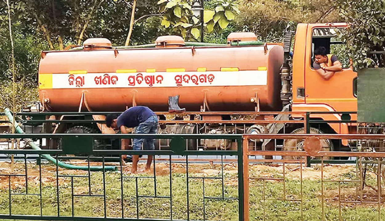  ଭିନ୍ନ କାମରେ ଲାଗୁଛି ଡିଏମ୍ଏଫ୍‌ ଟ୍ୟାଙ୍କର୍‌: ଆଦିବାସୀଙ୍କ ବଦଳରେ ଚାରାକୁ ପାଣି!