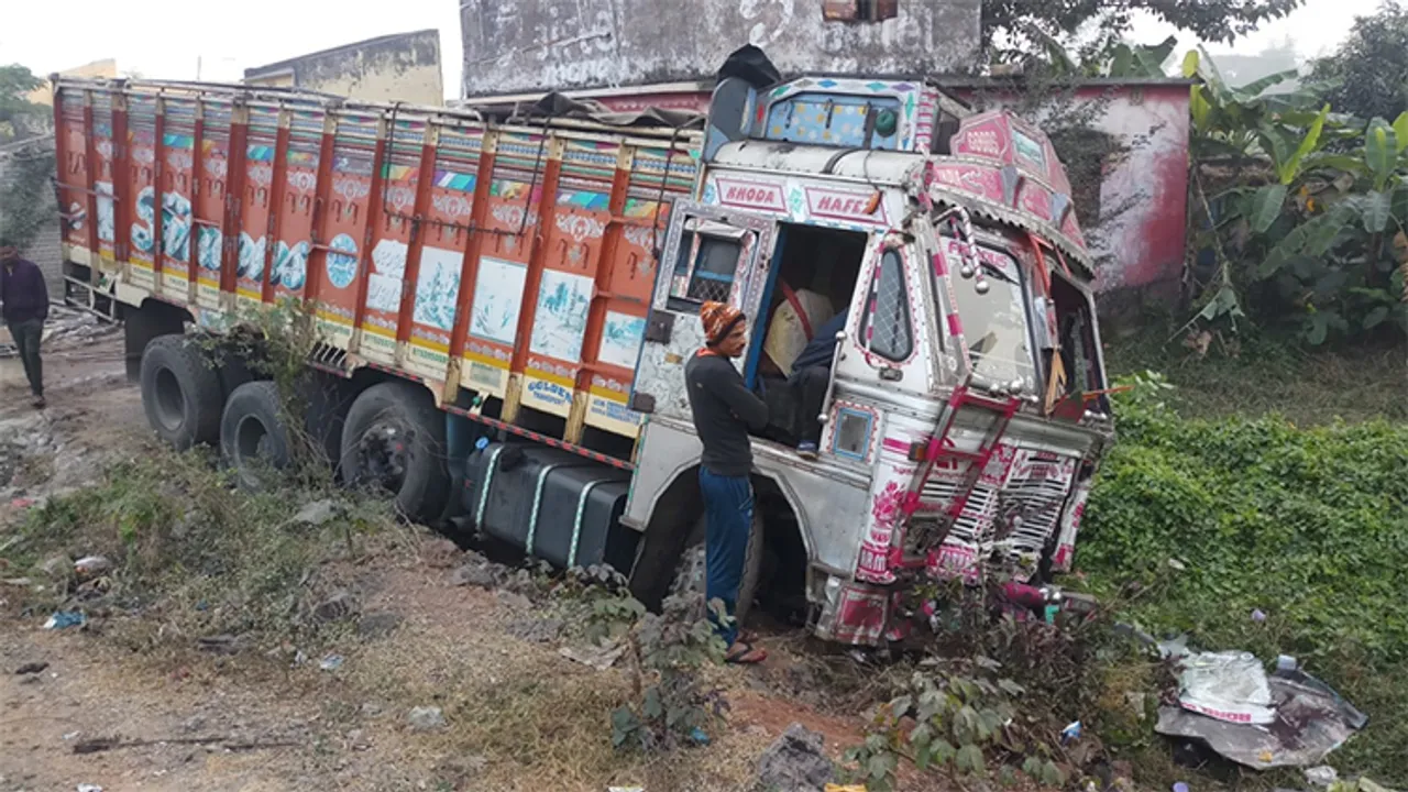  ଦୋକାନ ଭିତରେ ପଶିଗଲା ଟ୍ରକ