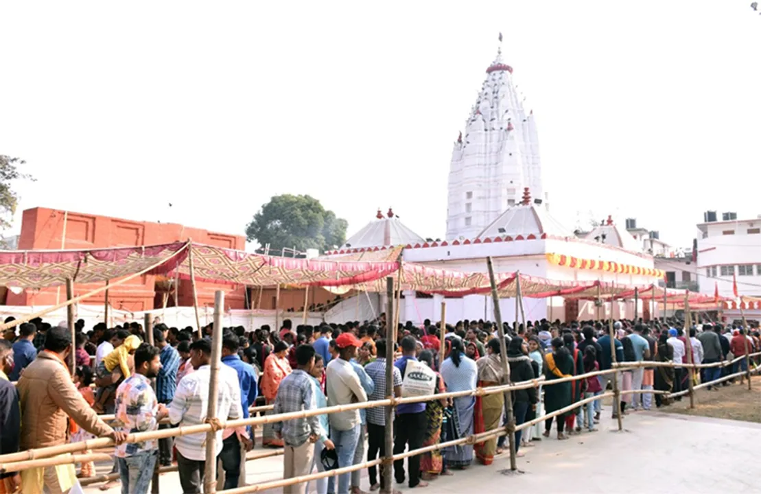  ନୂଆ ବର୍ଷରେ ସମଲେଶ୍ବରୀଙ୍କ ମନ୍ଦିରରେ ଅସମ୍ଭାଳ ଭିଡ଼