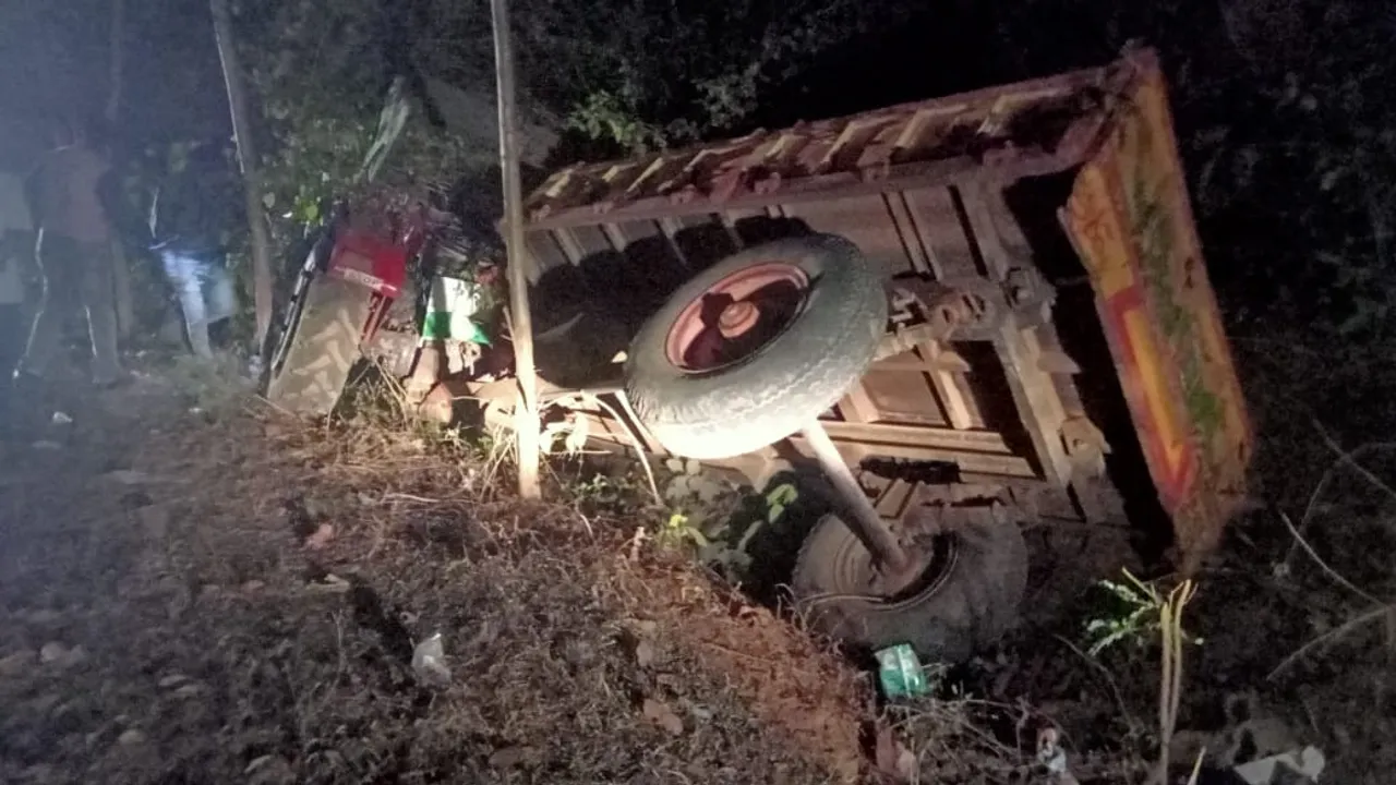  ଧକ୍କା ଦେଇ ବୋଲେରୋ ଫେରାର୍‌; ୨ ବାଇକ୍ ଆରୋହୀ ଗୁରୁତର, ଡ୍ରେନ୍‌କୁ ଖସିଲା ଚୋରା କାଠ ବୋଝେଇ ଟ୍ରାକ୍ଟର