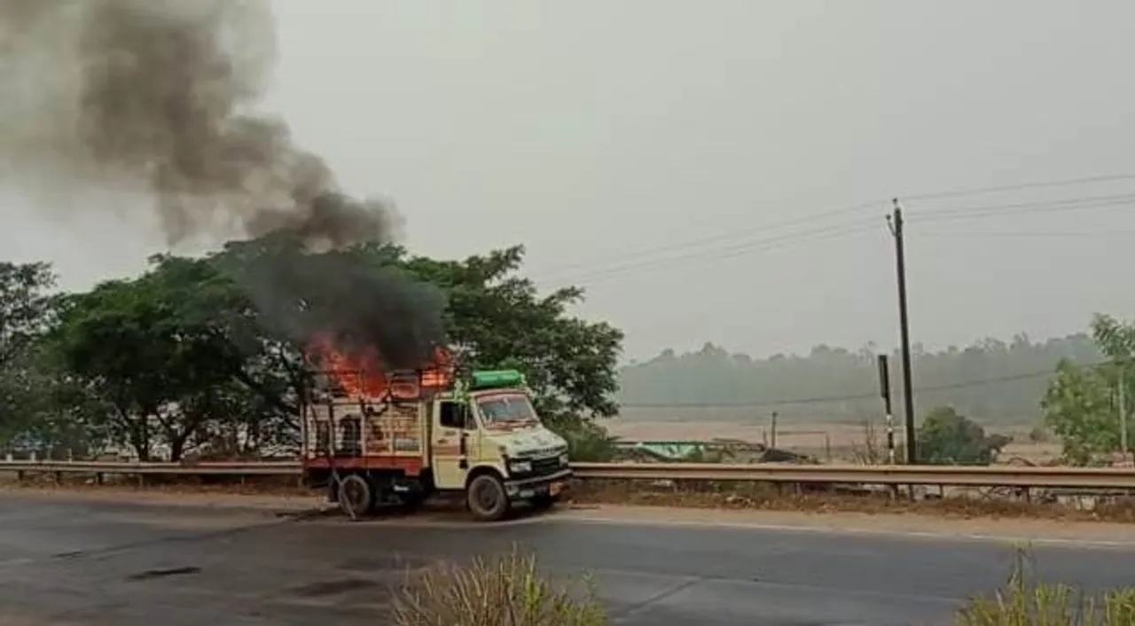  ଚଳନ୍ତା ମାଲବାହୀ ଗାଡ଼ିରେ ଲାଗିଲା ନିଆଁ, ଅଳ୍ପକେ ବର୍ତ୍ତିଲେ ଚାଳକ