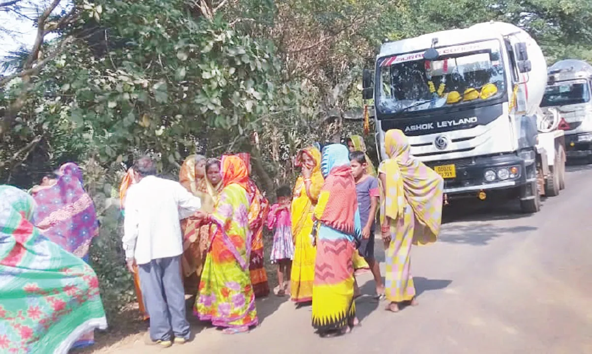  ନିର୍ମାଣାଧୀନ ବ୍ରିଜ୍‌ରୁ ପଡ଼ି ଯୁବକଙ୍କ ମୃତ୍ୟୁ ମାମଲା: କ୍ଷତିପୂରଣ ଦାବିରେ କାମ ବନ୍ଦ କଲେ ଗ୍ରାମବାସୀ