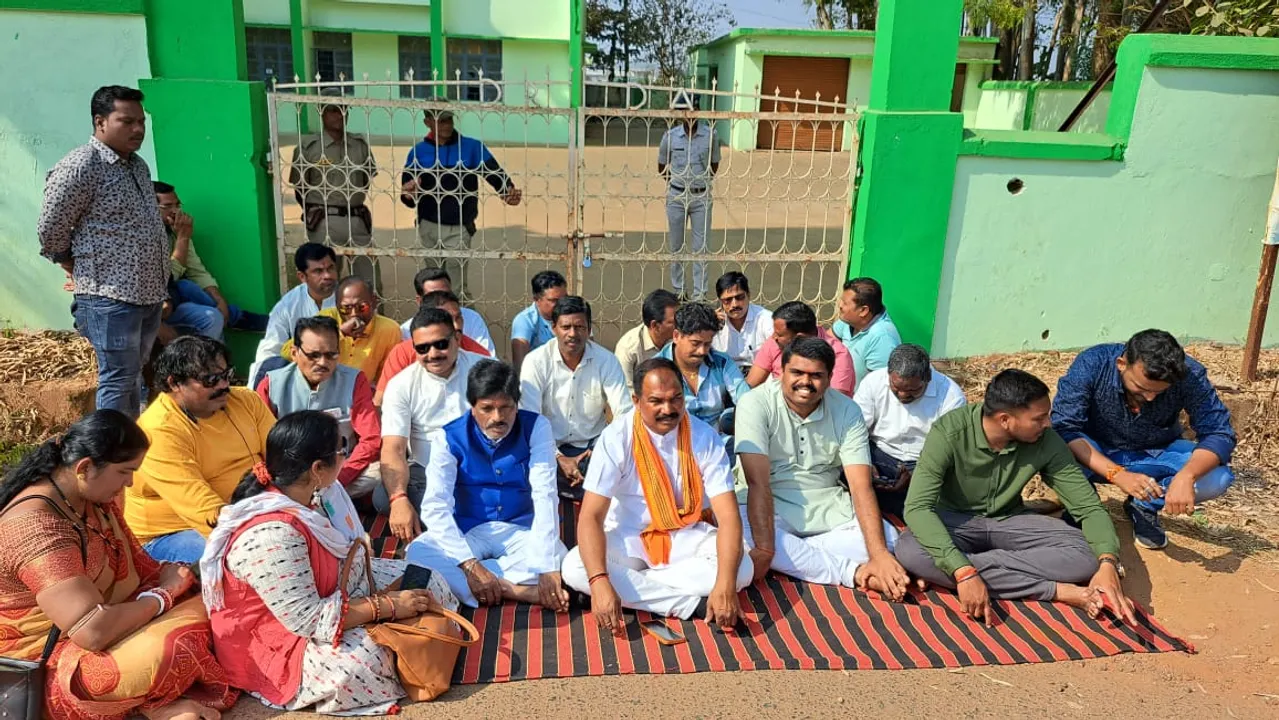  ଜିଲ୍ଲା ପରିଷଦ କାର୍ଯ୍ୟାଳୟର ମୁଖ୍ୟ ଫାଟକରେ ତାଲା ପକାଇ ଧାରଣା ଦେଲେ ବିଜେପି କାର୍ଯ୍ୟକର୍ତ୍ତା