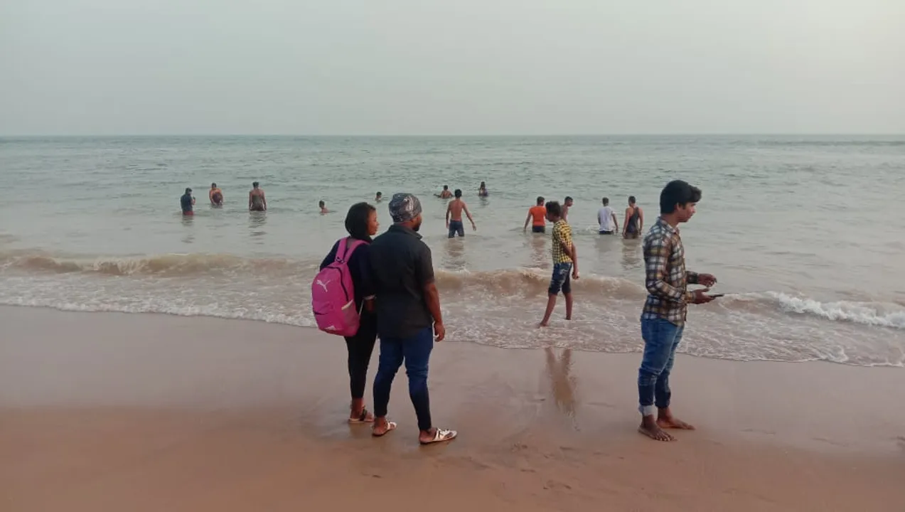  ସମୁଦ୍ରରେ ବୁଡ଼ିଗଲେ ୩ଜଣ; ଜଣେ ମୃତ! ଅନ୍ୟ ଜଣେ ଉଦ୍ଧାର, ତୃତୀୟ ବ୍ୟକ୍ତିଙ୍କ ମିଳୁନି ଖବର