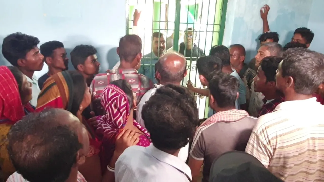  ଗୌଡଗୁ଼ଡା ପଞ୍ଚାୟତ ଗ୍ରାମସଭାରେ ଉତ୍ତେଜନା: ପିଏମଏୱାଇରୁ ନାମ ବାଦ ପଡିବା ପରେ ସମସ୍ତ ଅଧିକାରୀଙ୍କୁ ତାଲା ଠୁଙ୍କିଲେ