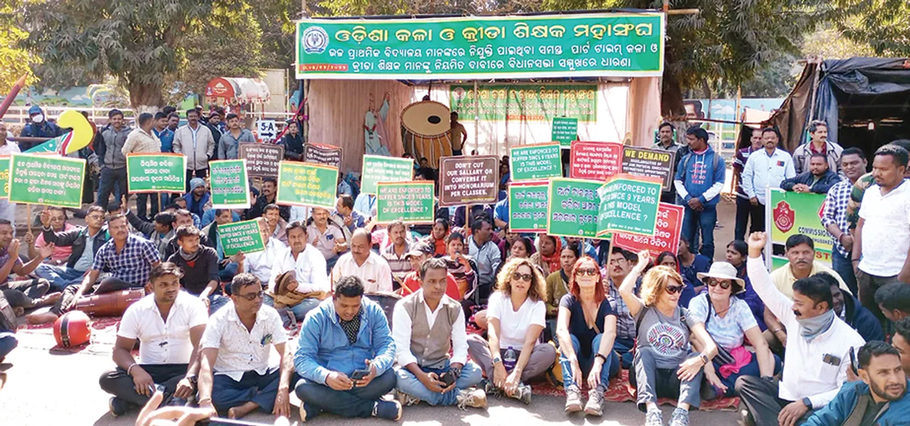  ଶିକ୍ଷକଙ୍କ ହକ୍‌ ପାଇଁ ବାହାରିଲେ ବିଦେଶୀ ପର୍ଯ୍ୟଟକ: ଗାନ୍ଧୀ ମାର୍ଗରେ ଧାରଣା ଦେଲେ ୬ ସ୍ପେନ୍‌ ନାଗରିକ