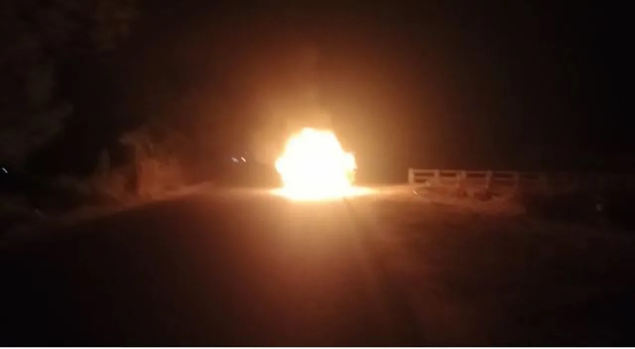  ଯାଜପୁର ଟାଉନ୍‌ ଥାନା କମାଗଡ଼ ନିକଟରେ ହୁତୁହୁତୁ ହେଇ ଜଳିଗଲା କାର।