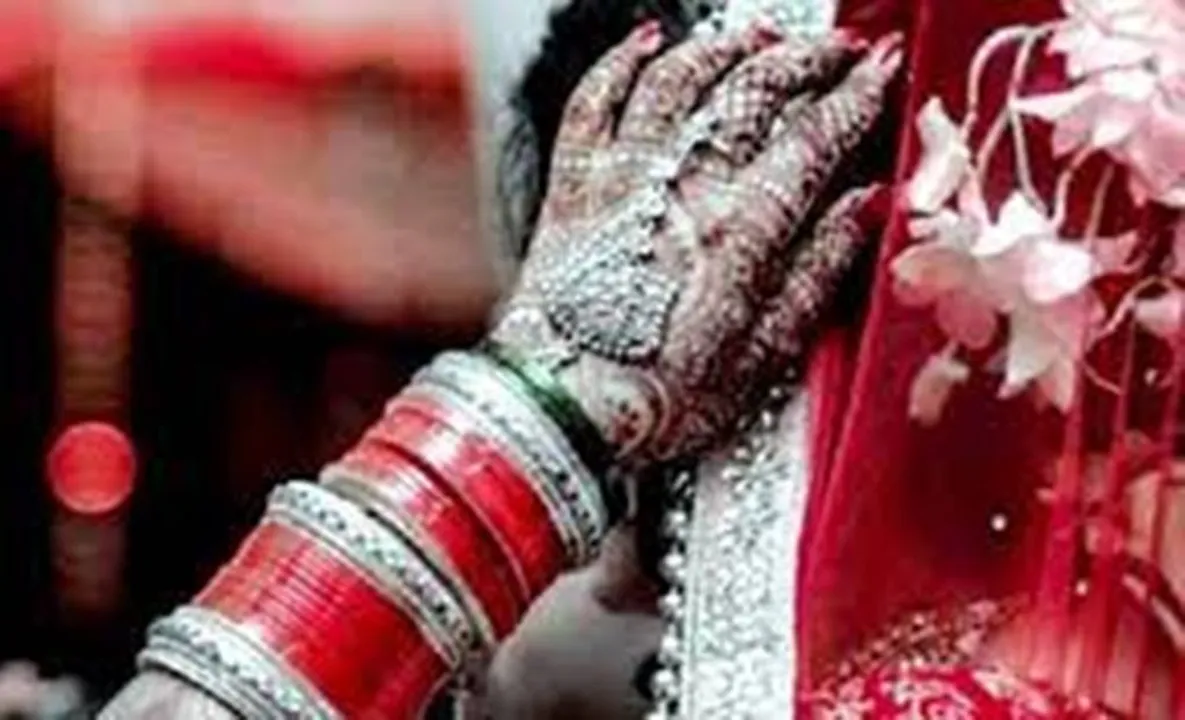  ଅତିଥିଙ୍କ ସାମ୍ନାରେ ବର ତାଙ୍କ ବାପାଙ୍କୁ ଚାପୁଡ଼ା ମାରିବା ଦେଖି କନ୍ୟା ଭାଙ୍ଗି ଦେଲେ ବାହାଘର