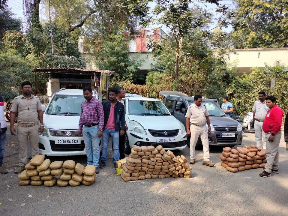  ୧ କୁଇଣ୍ଟାଲ ୩୦ କେଜି ଗଞ୍ଜେଇ ଜବତ: ୬ ଗିରଫ, ୩ଟି କାର ଜବତ