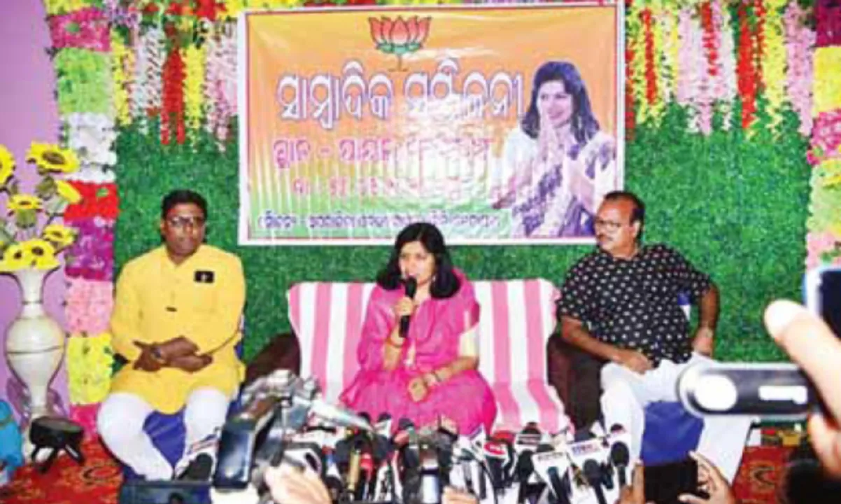  କେନ୍ଦ୍ରାପଡ଼ାରେ ଅପରାଜିତାଙ୍କ ପଦଯାତ୍ରା: ସାଙ୍ଗରେ ରହିଲେ କେବଳ ନଗର ସଭାପତି