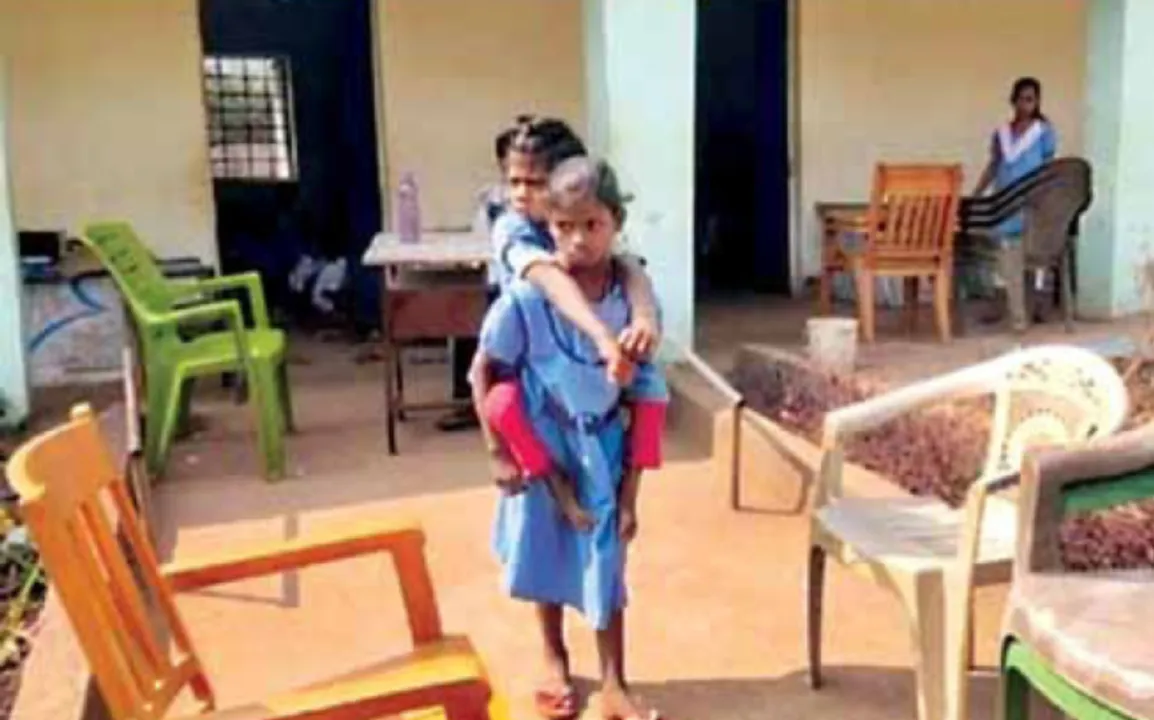  ବନ୍ଧୁତ୍ବର ଏକ ଜ୍ବଳନ୍ତ ନିଦର୍ଶନ: ବର୍ଷେ ଲାଉକରି ଆଣିଲେ, ଏବେ ସାଇକଲ୍‌ରେ ଠେଲିଠେଲି ସ୍କୁଲ୍‌କୁ ଆଣୁଛନ୍ତି