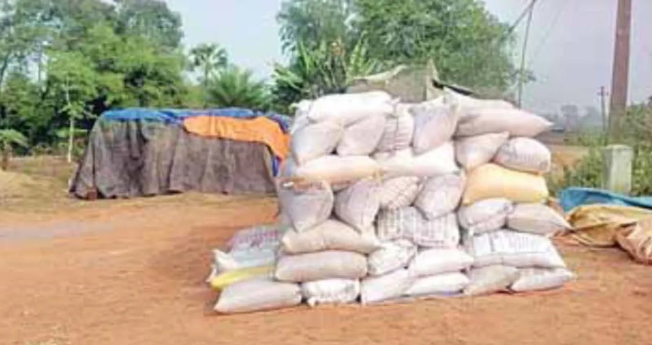  ଏମିତି ଚାଲିଛି ଟାର୍ଗେଟ ପୂରଣ: ଲ୍ୟାମ୍ପସ୍‌ରେ ଝାଡ଼ଖଣ୍ଡ ଧାନ! ଚାଷୀଙ୍କ ଟୋକନ ହାତଉଛନ୍ତି ଦଲାଲ