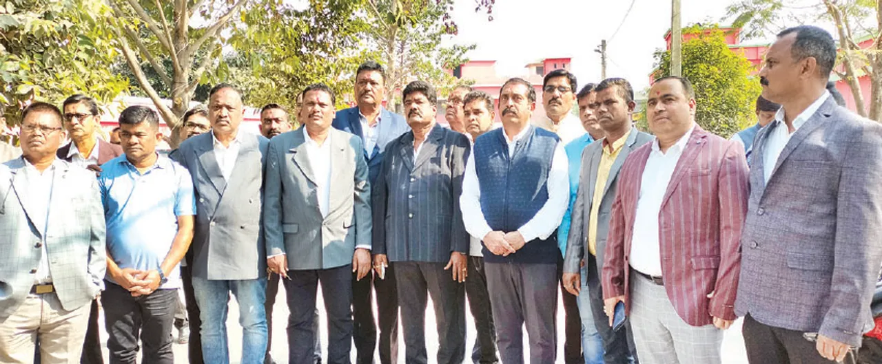  ସମ୍ବଲପୁର: ବେଞ୍ଚ୍‌ ଗଣ୍ଡଗୋଳକୁ ମାସେ ପୂରିଲା