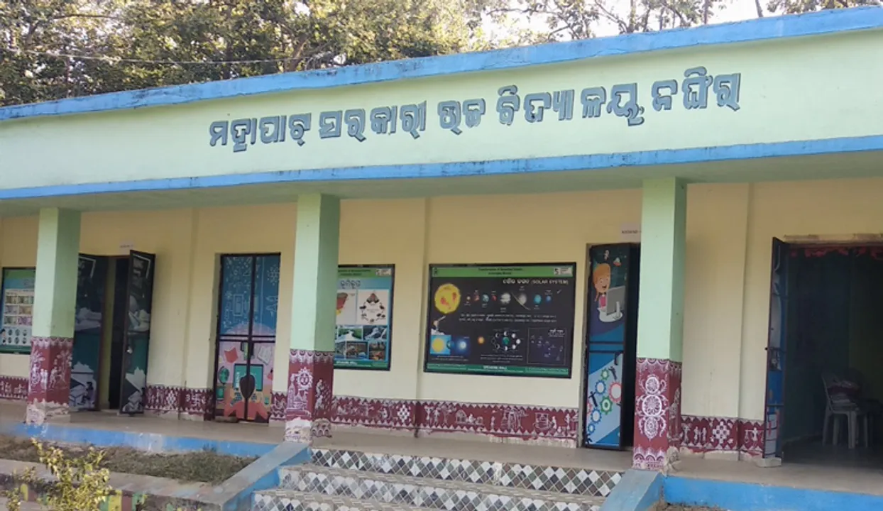  ୫-ଟି ସ୍କୁଲରେ ହୁକ ପକାଇ ବିଦ୍ୟୁତ୍‌ ସଂଯୋଗ