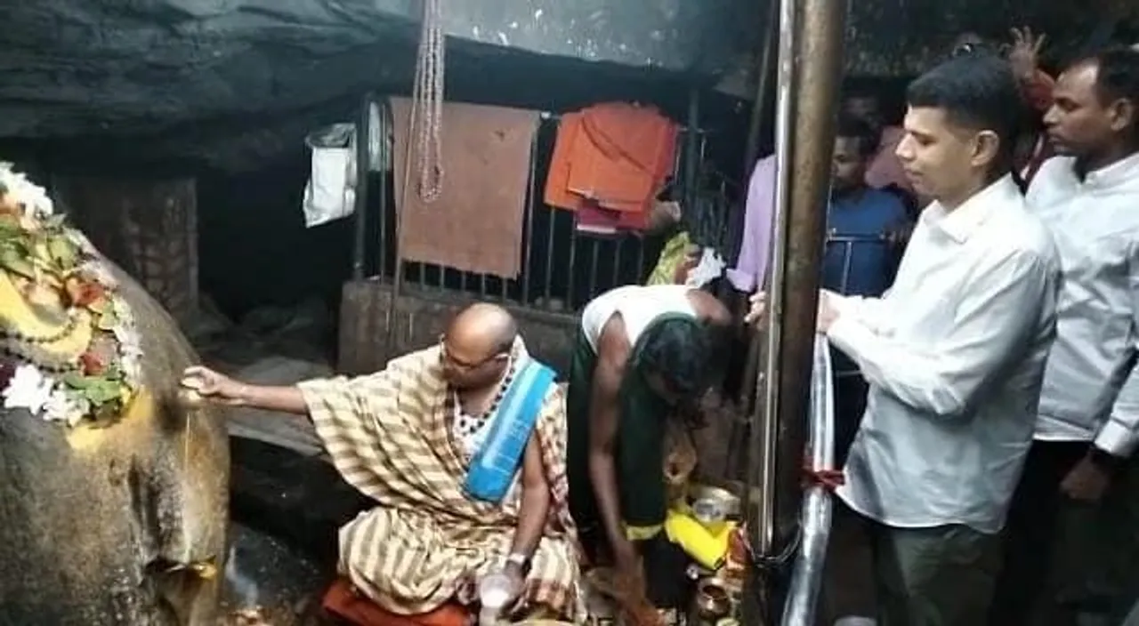  କୋରାପୁଟ: ବୈପାରିଗୁଡ଼ାର ଗୁପ୍ତେଶ୍ବରଙ୍କୁ ପୂଜାର୍ଚ୍ଚନା କଲେ ୫-ଟି ସଚିବ ଭିକେ ପାଣ୍ଡିଆନ୍‌।