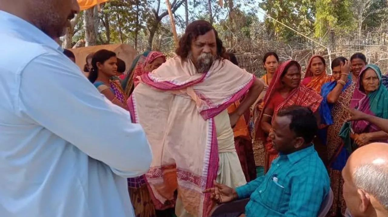  ଶିକ୍ଷକ ବଦଳିର ପ୍ରତିବାଦ: ସ୍କୁଲରେ ତାଲା ପକାଇ ଅଧିକାରୀଙ୍କୁ ଘେରାଉ