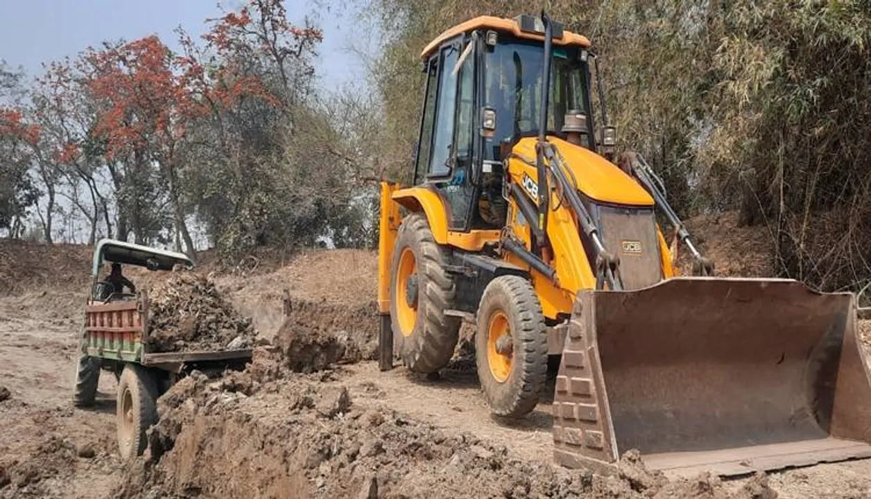  ବେଆଇନ ମାଟି ଚାଲାଣ, ଜେସିବି ଜବତ