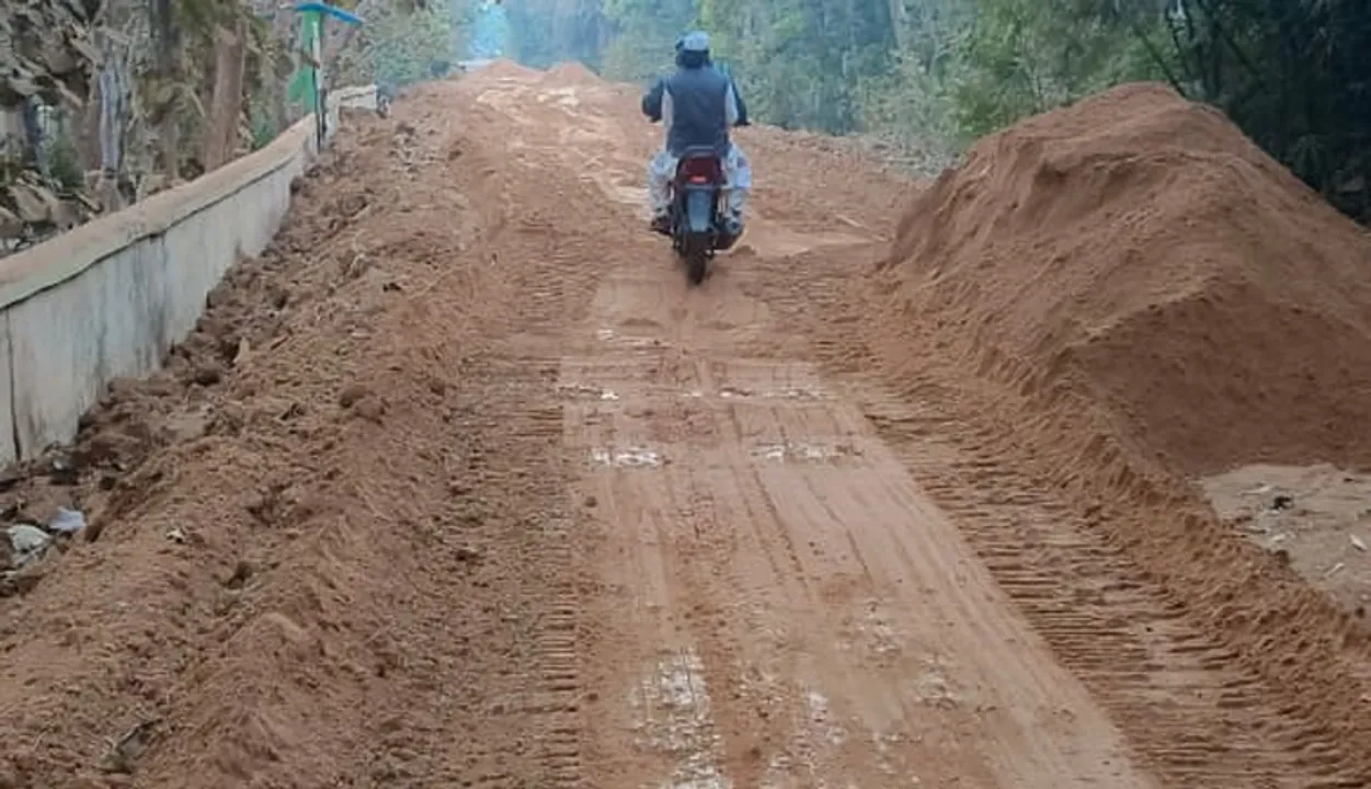  ବାଲିରେ ନଦୀବନ୍ଧ ମରାମତି, କାମ ବନ୍ଦ କଲେ ଲୋକେ