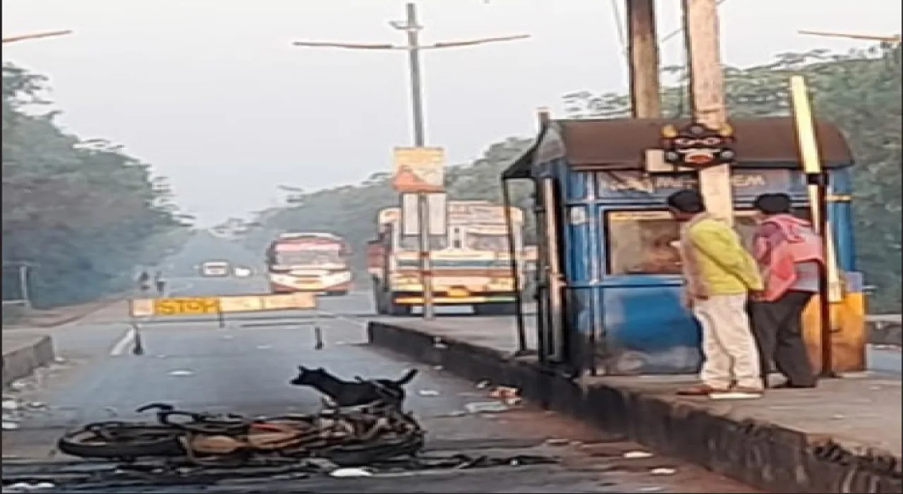  ଅଧୁରା ରହିଲା ଜଗା ଦର୍ଶନ: ଦୁର୍ଘଟଣାରେ ବାଇକ୍‌ ସହ ଜଳିଗଲେ ୨ ଯୁବକ