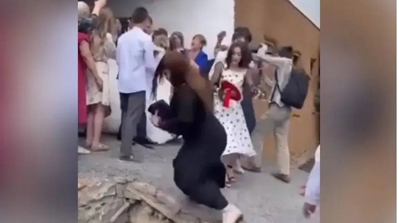  ବର ଓ ବଧୂଙ୍କ ଭିଡିଓ କରିବା ଯୁବତୀଙ୍କୁ ମହଙ୍ଗା ପଡ଼ିଲା