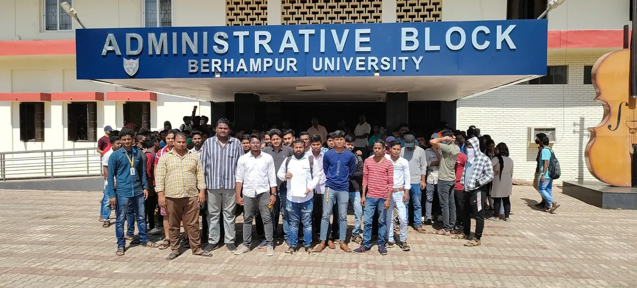  ବ୍ରହ୍ମପୁର ବିଶ୍ଵବିଦ୍ୟାଳୟରେ ଛାତ୍ର ଅଶାନ୍ତି; ପରୀକ୍ଷା ତାରିଖ ପରିବର୍ତ୍ତନ ନେଇ ପ୍ରଶାସନିକ କୋଠା ସମ୍ମୁଖରେ ଧାରଣା