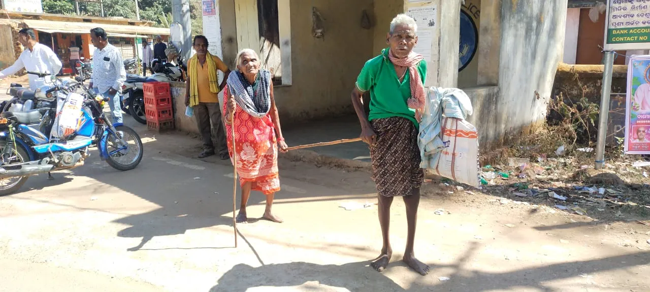  ଭତ୍ତା ପାଇଁ ପାଦରେ ଚାଲି ତିନି କିଲୋମିଟର ଯାତ୍ରା କରୁଛନ୍ତି ବୃଦ୍ଧ ଦମ୍ପତି