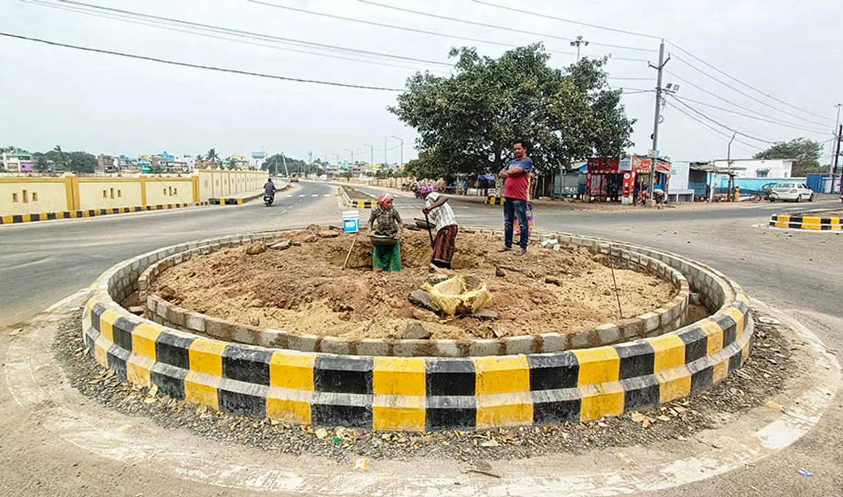  ତାଳବଣିଆ ଗୋଲେଇ ଛକ ସୌନ୍ଦର୍ଯ୍ୟୀକରଣ: ମାଟି ପକାଇ ପୋତିଥିଲେ, ପୁଣି କାଢ଼ିଲେ