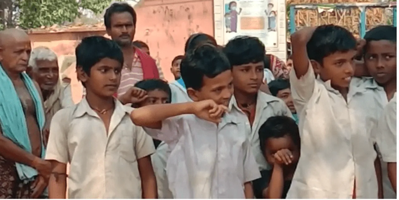  ଶିକ୍ଷକଙ୍କ ବଦଳି ପ୍ରତିବାଦରେ ଅଭିଭାବକ ଏବଂ ଛାତ୍ରଛାତ୍ରୀଙ୍କ ଧାରଣା