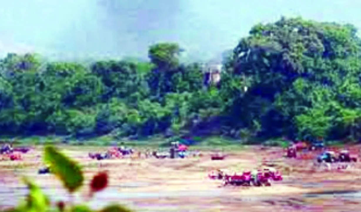  ସାଳନ୍ଦୀ ନଦୀରୁ ବେଆଇନ ବାଲି ଖନନ; ବଦଳୁଛି ଗତିପଥ, ବିପଦରେ ଗାଁ
