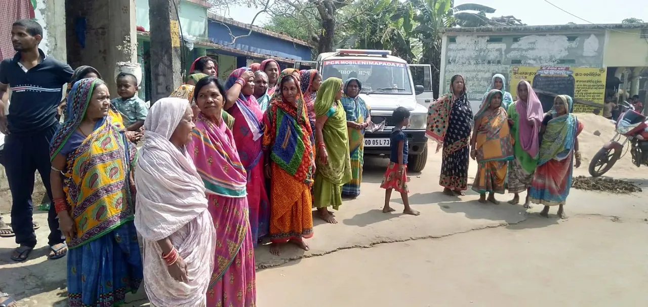  ଅଷ୍ଟପ୍ରହରୀ ନାମଯଜ୍ଞ ପାଇଁ ନଡ଼ିଆ ତୋଳିବାକୁ ନେଇ ଉତ୍ତେଜନା: ୫ ପୁଲିସ କର୍ମୀଙ୍କୁ ଅଟକ ରଖିଲେ ମହିଳା