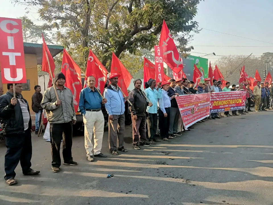  ଠିକା ଶ୍ରମିକ ଶୋଷଣ ପ୍ରତିବାଦରେ ବିକ୍ଷୋଭ