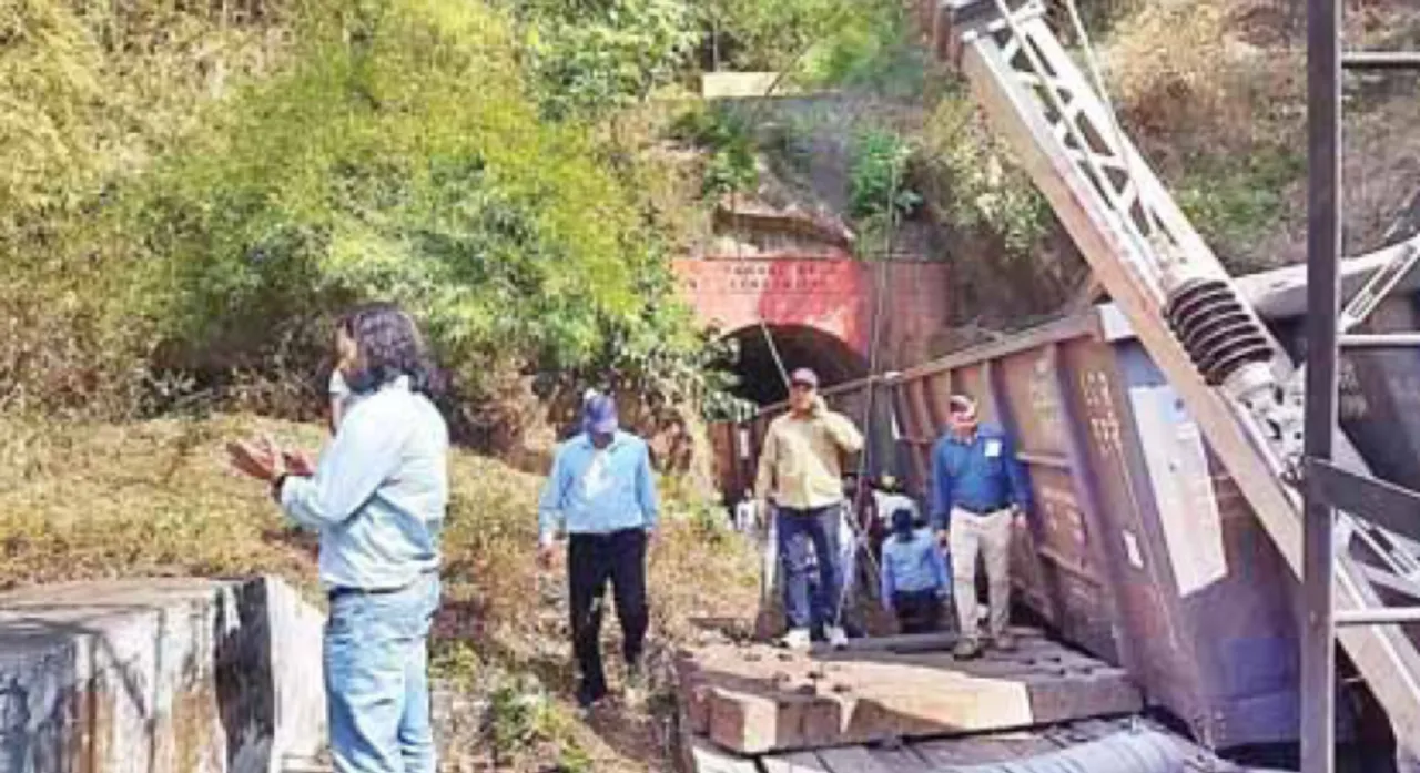  ମାଲବାହୀ ଟ୍ରେନ୍‌ ଲାଇନଚ୍ୟୁତ; ୬ଟି ଟ୍ରେନ୍‌ ବାତିଲ, ଜୋରସୋରରେ ଚାଲିଛି ଉଦ୍ଧାର କାର୍ଯ୍ୟ