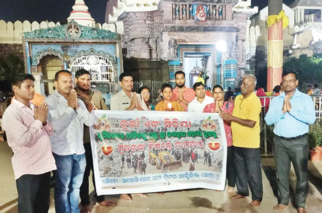  ଭୂକମ୍ପରେ ପ୍ରାଣ ହରାଇଥିବା ବ୍ୟକ୍ତିଙ୍କ ପାଇଁ ସିଂହଦ୍ବାରରେ ଦୀପଦାନ