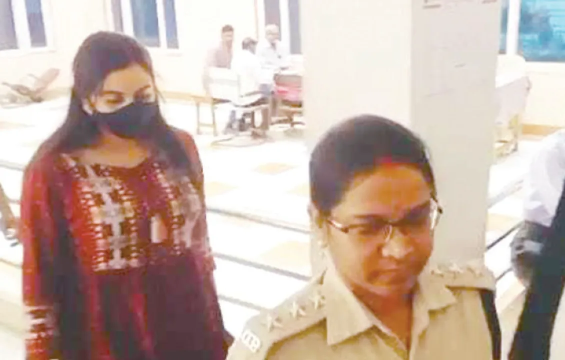  ଥାନାରେ କାନ୍ଦି ନ୍ୟାୟ ମାଗିଲେ ସୋମାଲିକା, ‘ମୁଁ ମରିଗଲେ ସମସ୍ତେ ଶାନ୍ତି ପାଇବେ’