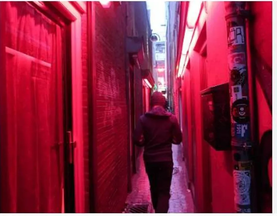  ସ୍ବାମୀ ଛାଡ଼ପତ୍ର ଦେବା ପରେ ବେଶ୍ୟାଳୟରେ କାମ କରୁଥିବା ଯୁବତୀ ଗ୍ରାହକ ଭାବେ ନିଜ ପ୍ରେମିକଙ୍କୁ ଭେଟିଲେ, ଏଭଳି ଥିଲା ପରିସ୍ଥିତି