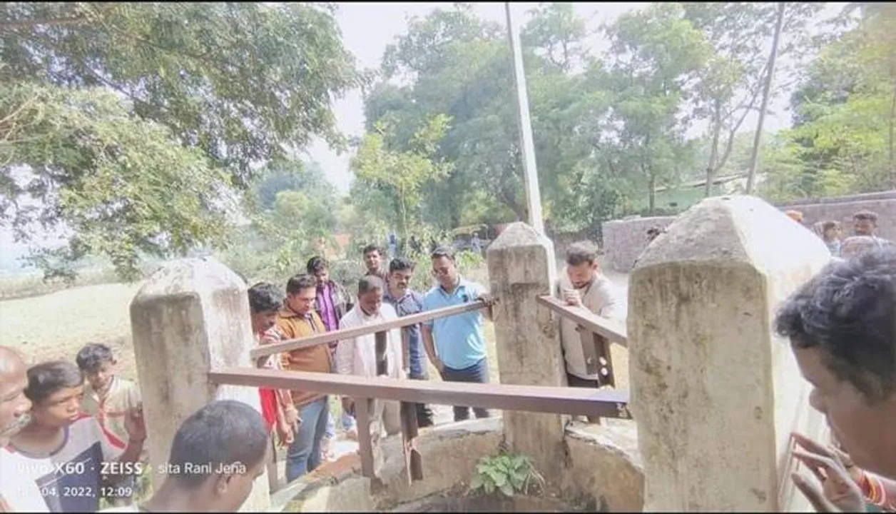  କାମରେ ଆସୁନି ନଳକୂପ, ଷ୍ଟାଣ୍ଡ ପୋଷ୍ଟ