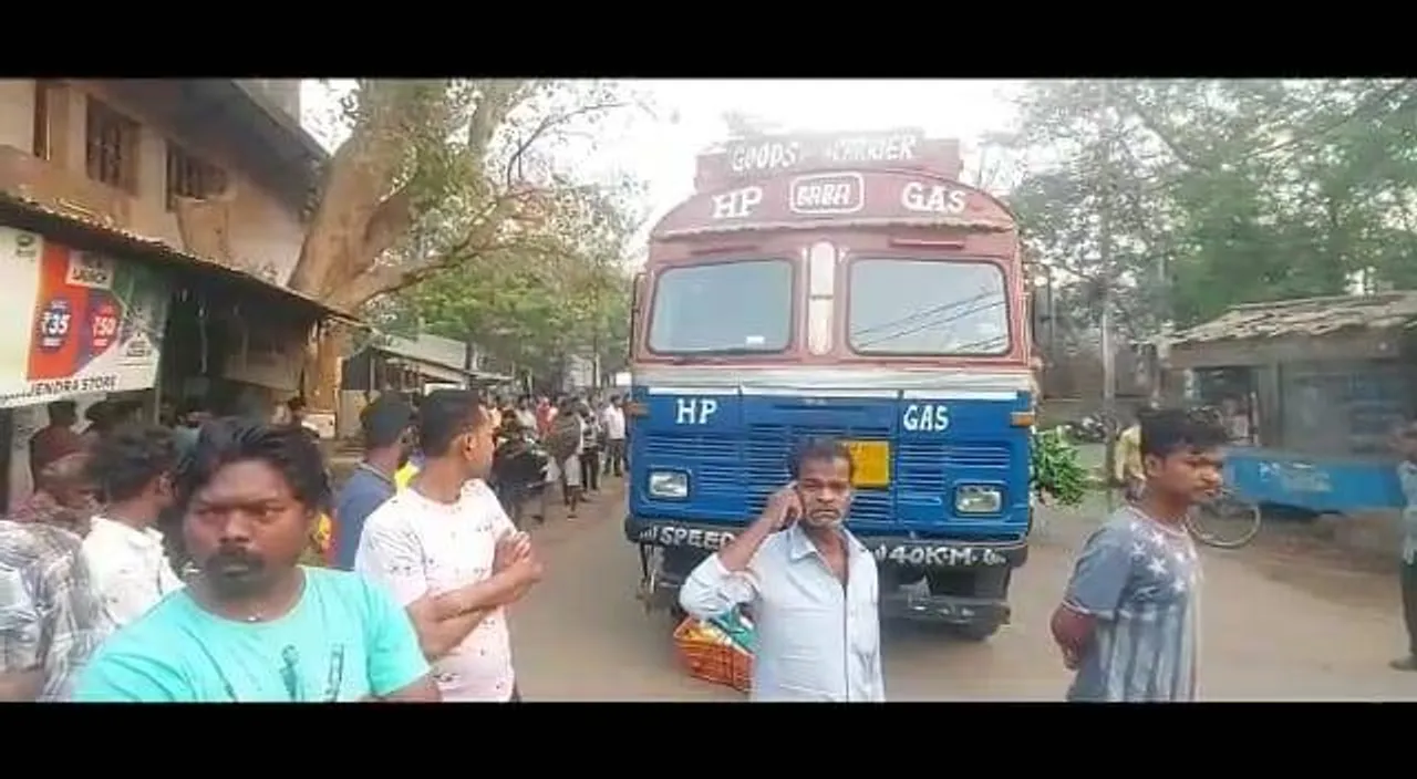  ସଡ଼କ ଦୁର୍ଘଟଣାରେ ମାଛ ବେପାରୀଙ୍କ ମୃତ୍ୟୁ; ସାଇକେଲ ଉପରେ ମାଡିଗଲା ୧୦ ଚକିଆ ଟ୍ରକ