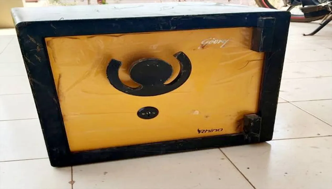  ବିଲ ଭିତରୁ ଟଙ୍କା ବାକ୍ସ ଉଦ୍ଧାର