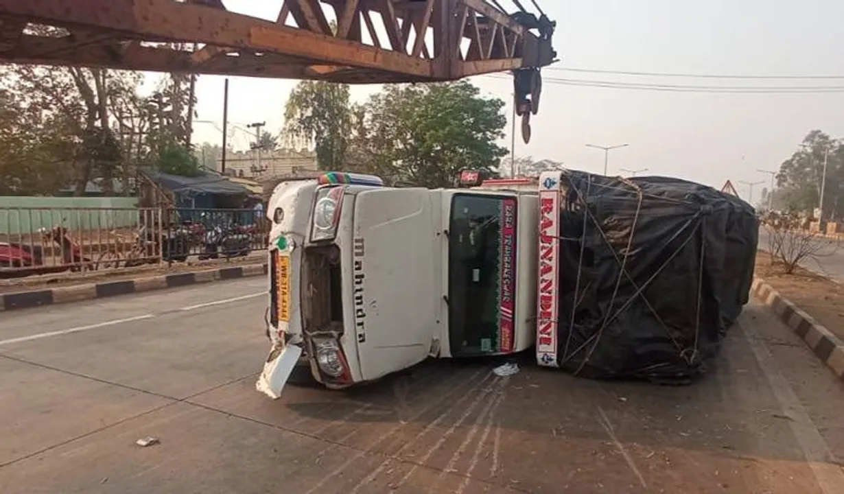  ଓଲଟିଲା ପିକ୍‌ ଅପ୍‌ ଭ୍ୟାନ