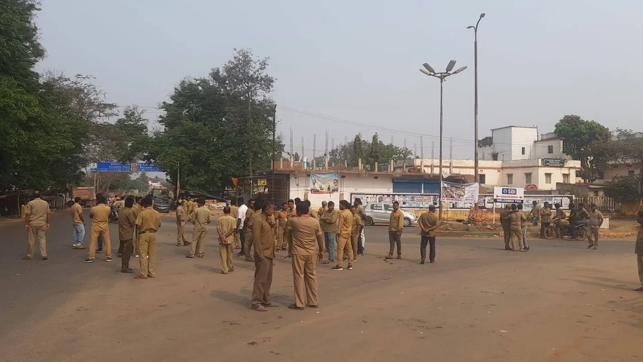  କୋରାପୁଟ ଜିଲ୍ଲା ସେମିଲିଗୁଡାର ଦାମନଯୋଡି ଛକ ଠାରେ ଏକତ୍ରିତ ହେଲେ ଡ୍ରାଇଭର।